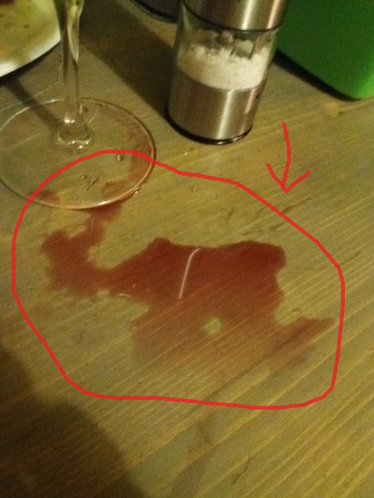 asztalon vörösbor folt